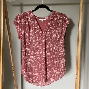 Cute pink short sleeve blouse with white pattern!